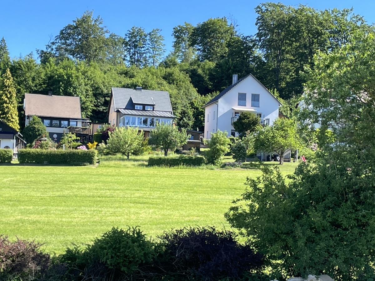 Blick zum Haus in der Mitte des Bildes