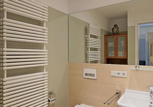 WC und Handtuchheizkörper