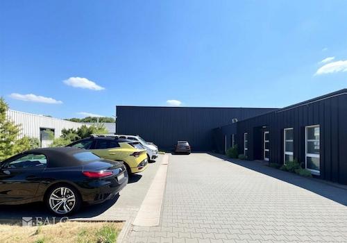 Parkplatz vor dem Bürotrakt