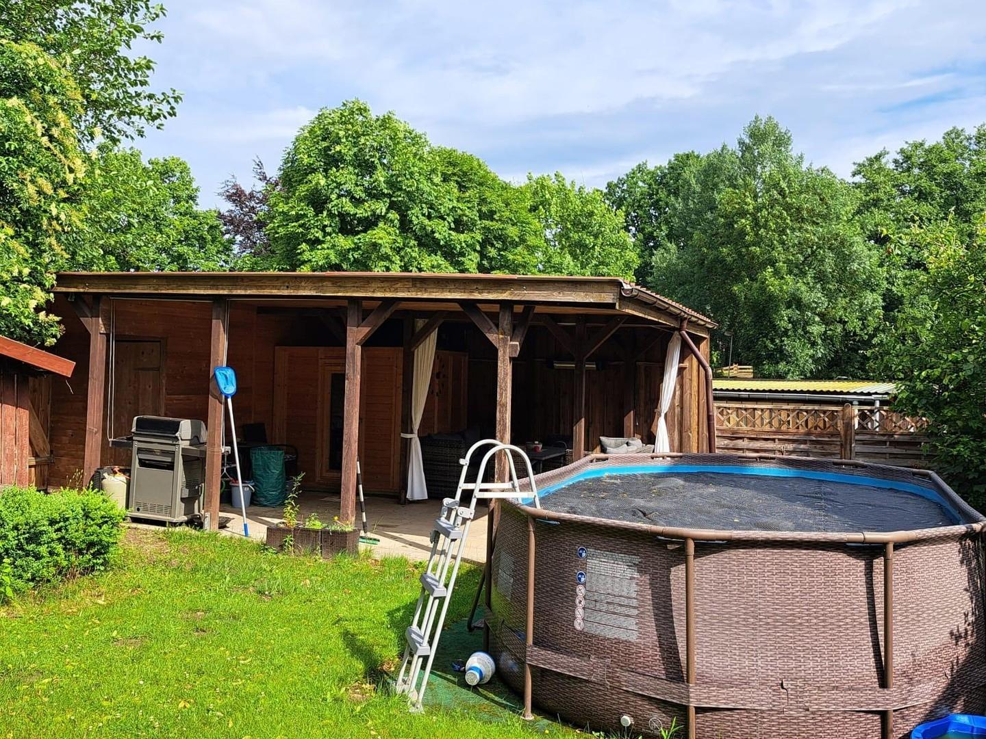 Garten mit überdachter Lounge