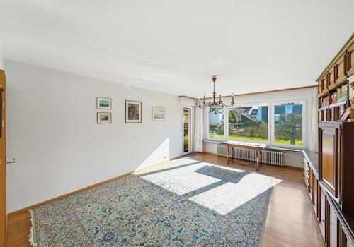 EG - Offenes Wohnzimmer mit Zugang zur Terrasse