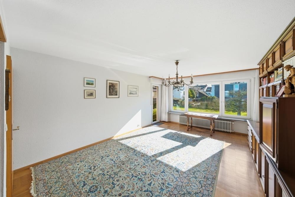 EG - Offenes Wohnzimmer mit Zugang zur Terrasse