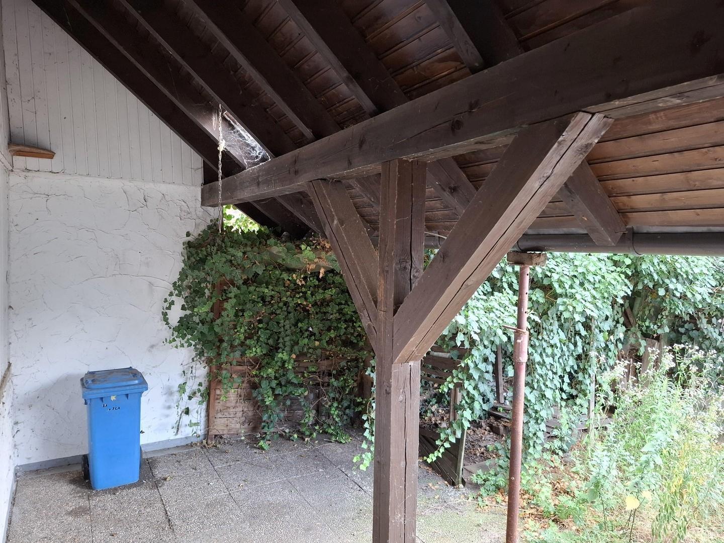 Großzügige überdachteTerrasse