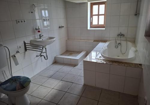 Tageslichtbad mit Dusche/Wanne