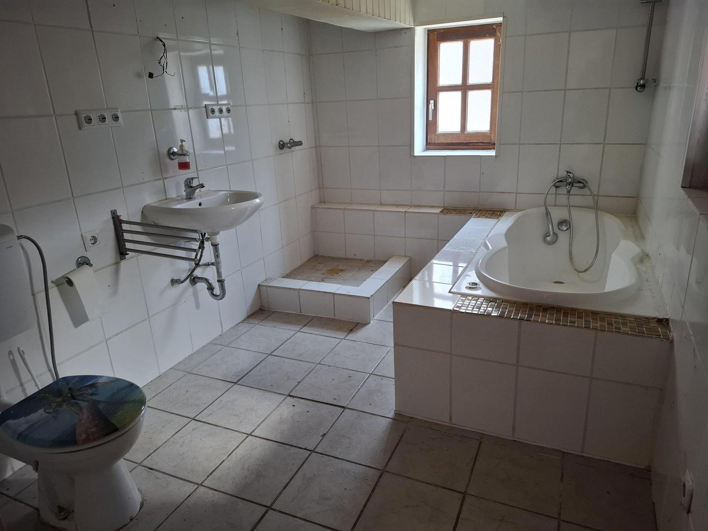 Tageslichtbad mit Dusche/Wanne