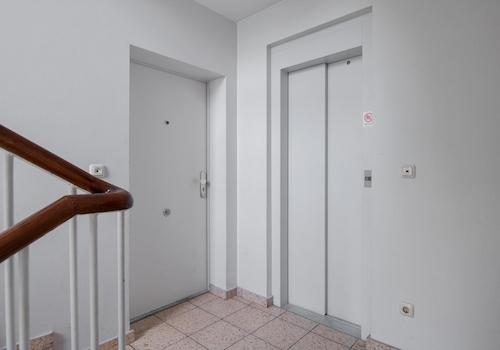  Eingang mit direktem Aufzug
