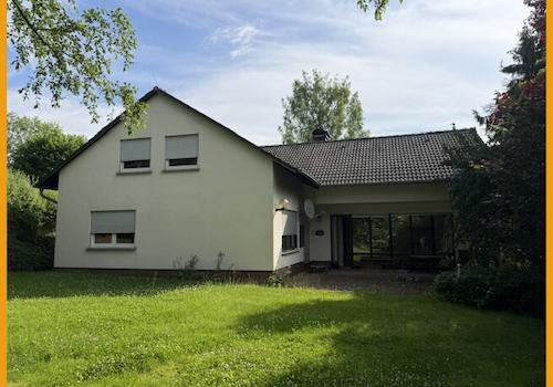 Blick auf die Terrasse u. in den Garten
