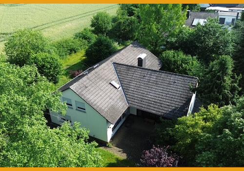Seitenansicht mit Blick auf den Balkon