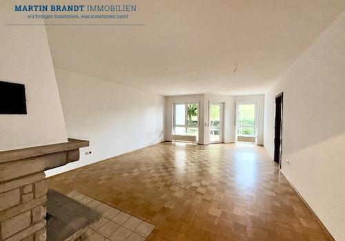 Wohnzimmer mit Ausgang zur Terrasse und Garten