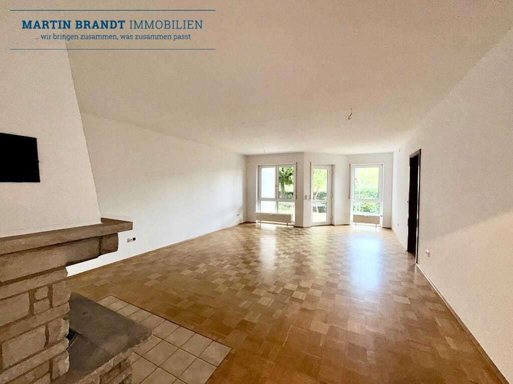 Wohnzimmer mit Ausgang zur Terrasse und Garten