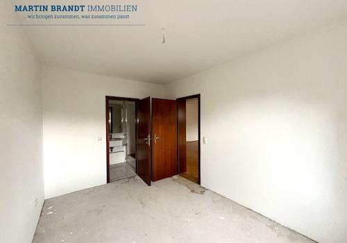 Schlafzimmer mit Zugang zum Bad