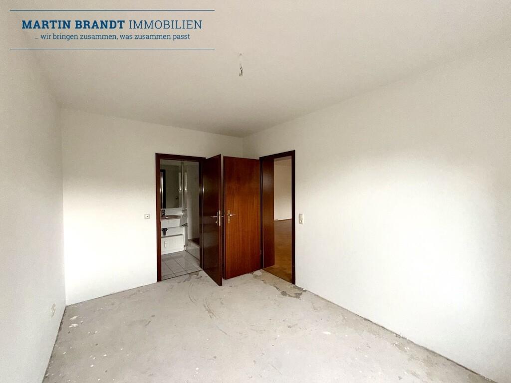 Schlafzimmer mit Zugang zum Bad