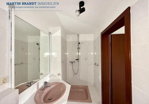 Badezimmer mit Dusche