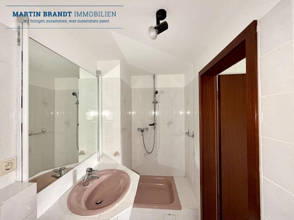 Badezimmer mit Dusche
