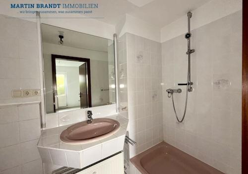 Badezimmer mit Dusche