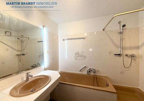 Hauptbad mit Dusche und Wanne