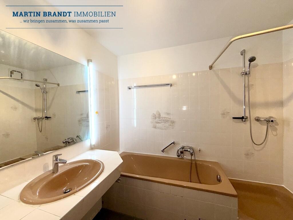 Hauptbad mit Dusche und Wanne