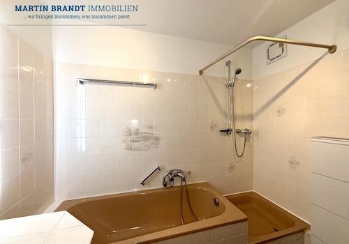 Hauptbad mit Dusche und Wanne