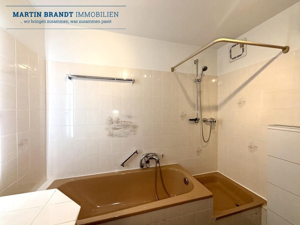 Hauptbad mit Dusche und Wanne