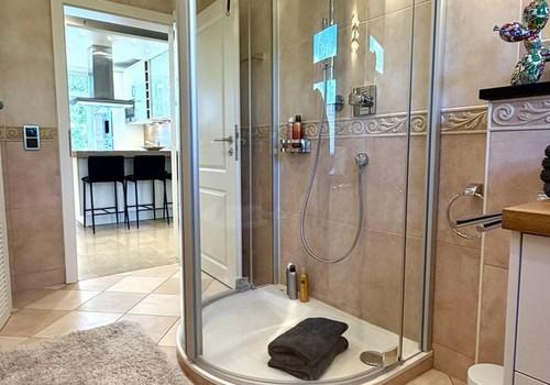Grosse bodentiefe Dusche 