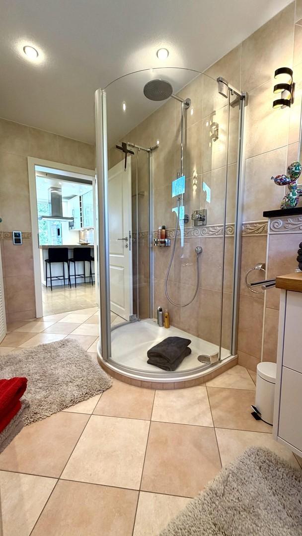 Grosse bodentiefe Dusche 