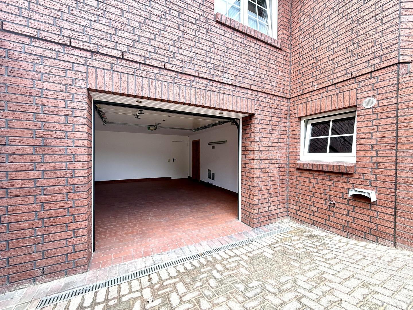 Einfahrt Garage