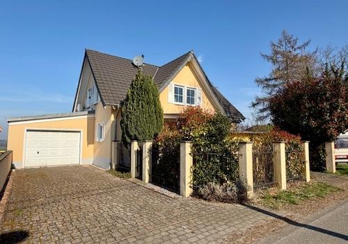 Außenansicht mit Garage
