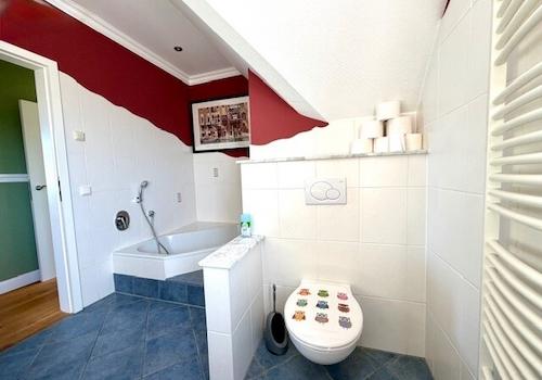 Geschmackvolles Badezimmer Obergeschoss mit Wanne und Dusche