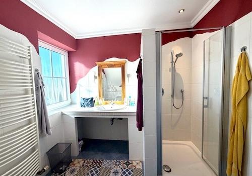 Badezimmer im Obergeschoss mit Wanne & Dusche