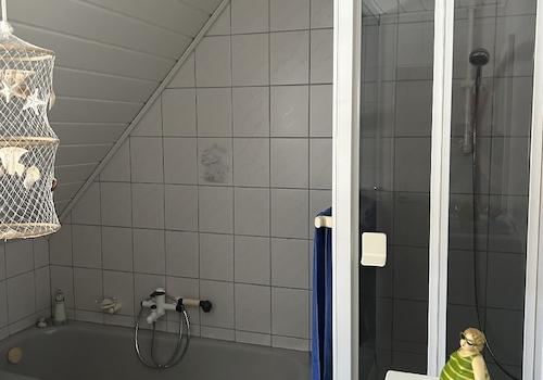 Wanne und Dusche DG