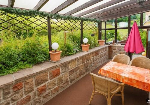 Überdachter Terrasse im Hauseingangsbereich