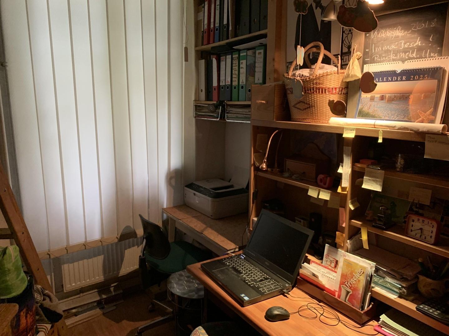 Büro mit Hochbett (Küche?)