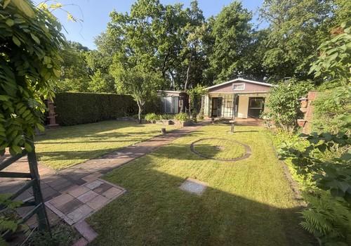Blick zur Garage mit Terrasse