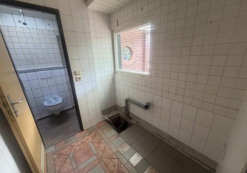 Küche und Gäste-WC in Garage