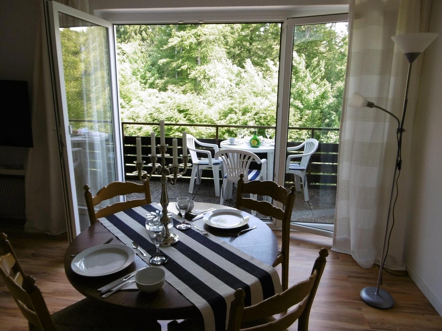 Wohnzimmer, Türen geöffnet