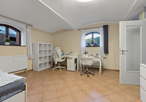 Wohn- und Schlafzimmer