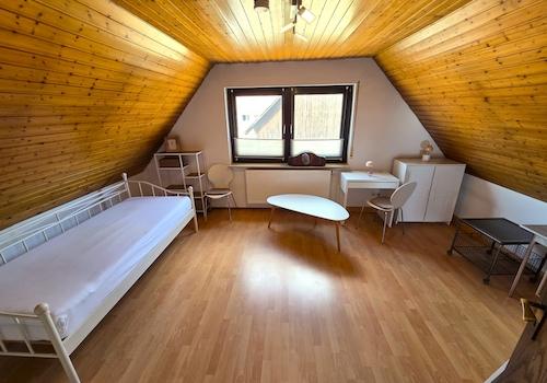 möbliertes Zimmer