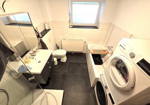 Dusche und Badewanne