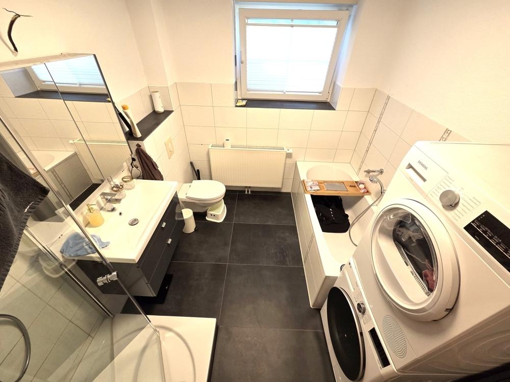 Dusche und Badewanne