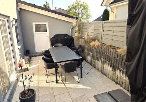 mit Terrasse