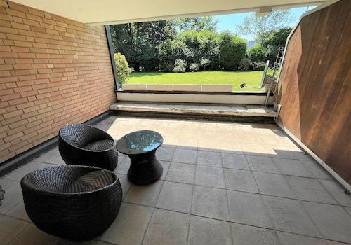 Terrasse mit Blick zum Garten