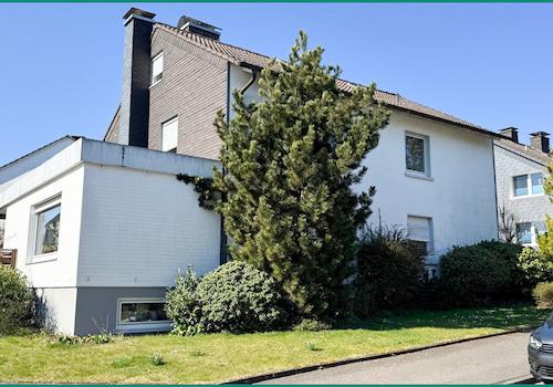 Gebäudeansicht mit Anbau des Wohnzimmers