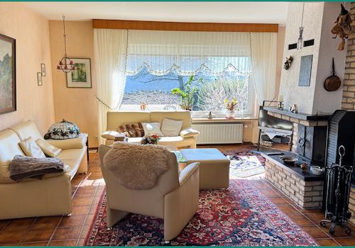 Sitzbereich vor dem Kamin
