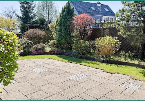 Große Gartenterrasse mit