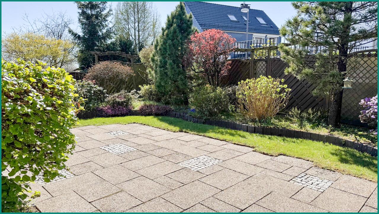 Große Gartenterrasse mit