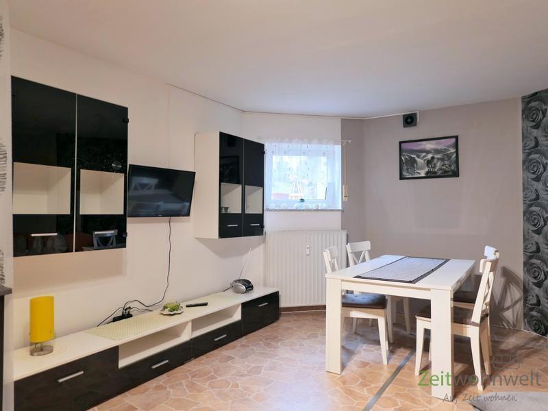 Schrankwand, TV und Esstisch