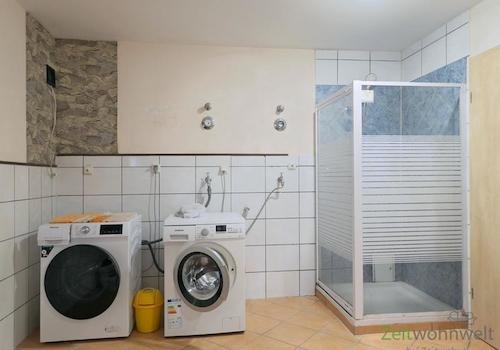 Dusche und Waschmaschine
