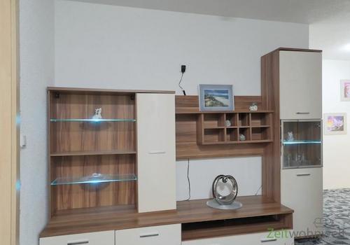 beleuchtete Schrankwand im Flur