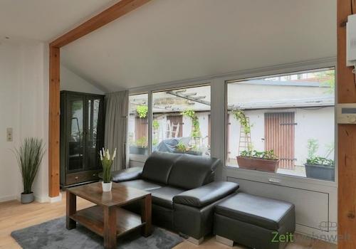 Blick zu Vitrine und Sofa