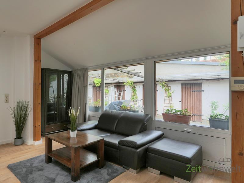 Blick zu Vitrine und Sofa